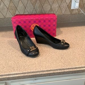 Tory Burch Black Wedge cute no scuffs Sz 6.5
